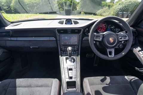 Porsche 911 Carrera GTS PDK 12