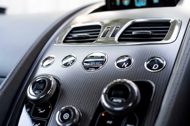 Aston Martin Vanquish V12. ONE OWNER. LOW MILEAGE. CARBON FIBRE INTERIOR. ONE-77 WHEEL. B & O. 3