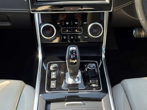 Jaguar XE 2.0 XE R-Dynamic Black Auto 4dr 37