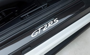 Porsche 911 GT2 RS (991) 21