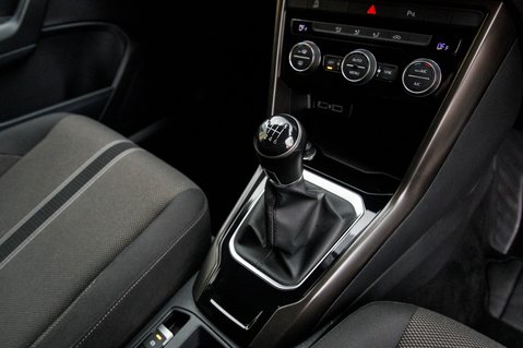 Volkswagen T-Roc SE TSI 33