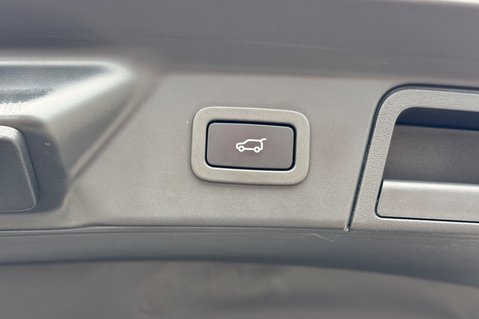 Land Rover Range Rover Velar R-DYNAMIC HSE - ALL BLACK - SLIDING PAN ROOF -2 OWNERS - SERVICE HISTORY 60