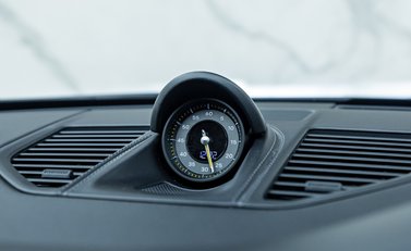 Porsche 911 GT3 TOURING (992) 26