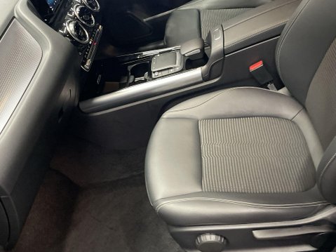 Mercedes-Benz GLA 2.0 GLA200d Sport SUV 5dr Diesel 8G-DCT Euro 6 (s/s) (150 ps) 17