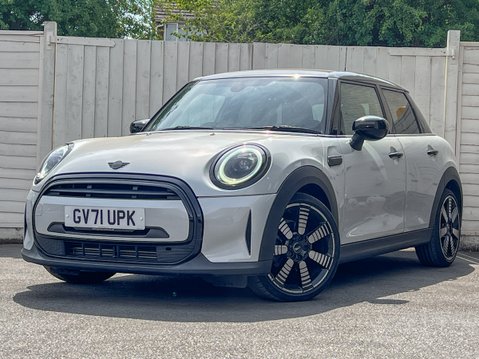 Mini Hatch 1.5 Cooper Exclusive Hatchback 5dr Petrol Steptronic Euro 6 (s/s) (136 ps) 2