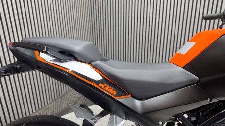 KTM Duke 2016 INCREDIBLY CLEAN LONG MOT ONLY 1K AKRAPOVIC 38