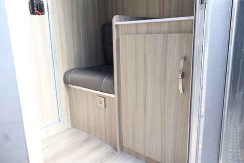 Renault Master 3.5 ton Coach Built Freddie Gover Horsebox with uprated suspension alloys  44