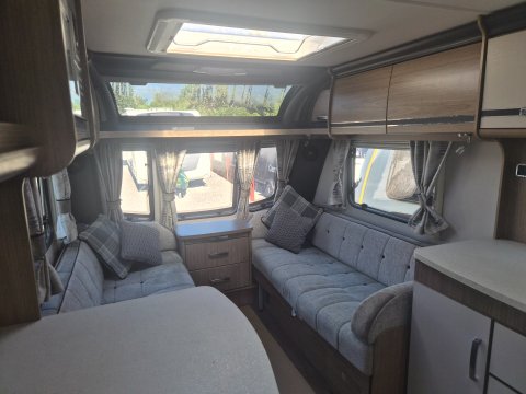 Coachman VIP 460  7