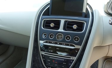 Aston Martin DB11 16