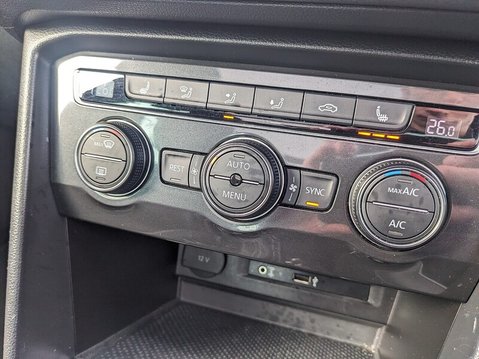 Volkswagen Tiguan R-LINE TDI BMT 4MOTION DSG 38