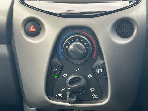 Toyota Aygo VVT-I X-PLAY X-SHIFT 26