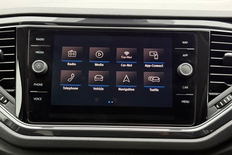 Volkswagen T-Roc SEL TSI EVO DSG -WHITE SILVER -PAN ROOF -CAMERA -WINTER PACK  54