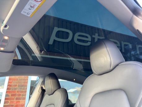 Tesla Model Y BASE 3