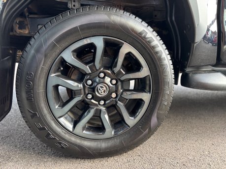 Toyota Hilux 2.8 D-4D Invincible X Pickup Double Cab 4dr Diesel Auto 4WD Euro 6 (204 ps) 21