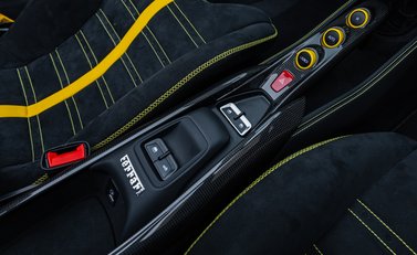 Ferrari F8 SPIDER 29