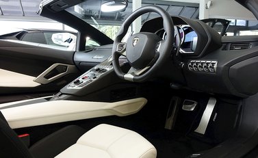 Lamborghini Aventador LP 700-4 Roadster 13