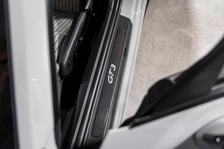 Porsche 911 GT3 TOURING. 1 OF 47 RHD CARS IN THE UK. 1 OF 4 IN CRAYON. HOUNDSTOOTH INTERIOR 44