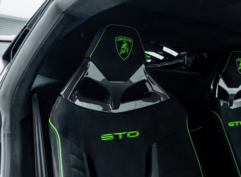 Lamborghini Huracan STO 13