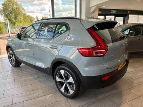 Volvo XC40 2.0 B4 MHEV Plus Dark DCT Auto Euro 6 (s/s) 5dr 6