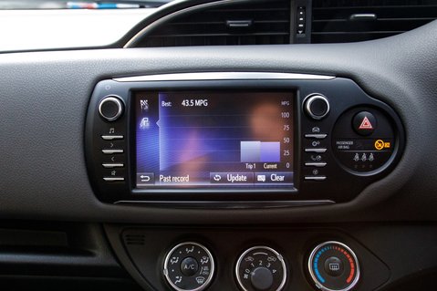 Toyota Yaris VVT-I ICON TECH 23