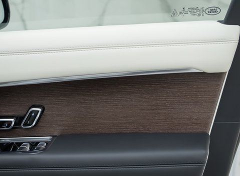 Land Rover Range Rover P440e SE 26