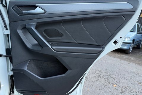 Volkswagen Tiguan R-LINE TECH TDI 4MOTION DSG -TOWBAR -ELECTRIC TAILGATE -KEYLESS -CARPLAY 35