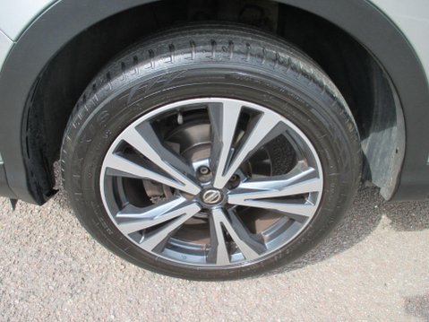 Nissan Qashqai 1.3 DIG-T N-Connecta Euro 6 (s/s) 5dr 13