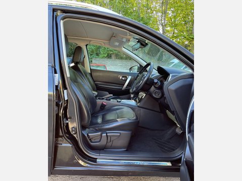 Nissan Qashqai 2.0 dCi Tekna Auto 4WD Euro 5 5dr (AVM) 24