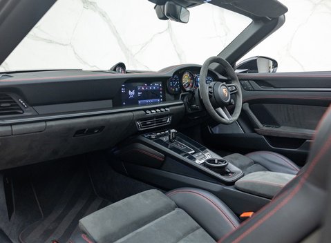 Porsche 911 Targa 4 GTS (992) 21