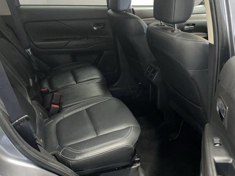 Mitsubishi Outlander 2.0 MIVEC Exceed SUV 5dr Petrol CVT 4WD Euro 6 (s/s) (150 ps) Parking Senso 19