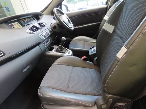 Renault Scenic DYNAMIQUE TOMTOM VVT 11