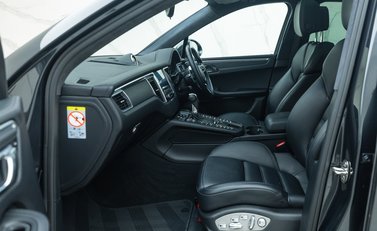 Porsche Macan TURBO 18