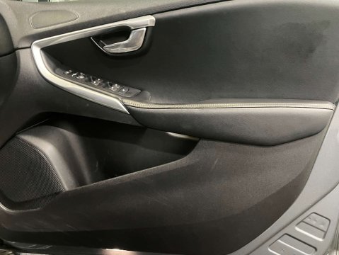 Volvo V40 2.0 V40 R-Design Pro D3 Auto 5dr 9
