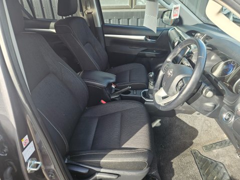 Toyota Hilux INVINCIBLE 4WD D-4D DCB 7