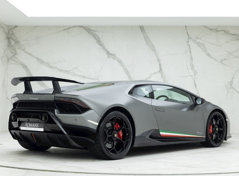 Lamborghini Huracan LP640-4 Performante 7