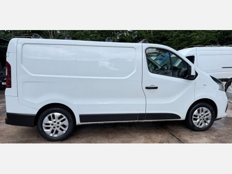 Renault Trafic 1.6 dCi ENERGY 27 Sport Nav Panel Van 5dr Diesel Manual SWB Standard Roof E 8