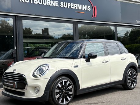 Mini Hatch Cooper 1.5 Petrol Manual Exclusive Comfort+ Navigation 5 door + CAR PLAY