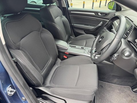 Renault Megane ICONIC TCE 17