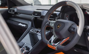 Lamborghini Urus Pearl Capsule 11