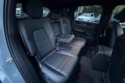 Porsche Cayenne V6 S E-HYBRID BLACK EDITION - PANORAMIC ROOF - AS NEW CONDITION 34