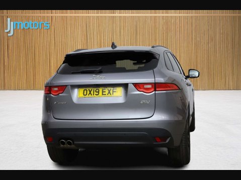 Jaguar F-Pace 2.0 D180 Chequered Flag SUV 5dr Diesel Auto AWD Euro 6 (s/s) (180 ps) 3