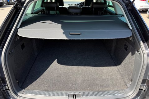 Skoda Superb SE TECHNOLOGY IV DSG - 11 SERVICES AT SKODA -HYBRID AUTOMATIC ESTATE 52