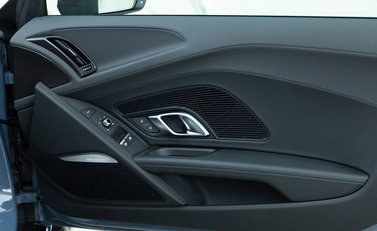 Audi R8 V10 Performance Carbon Black 16