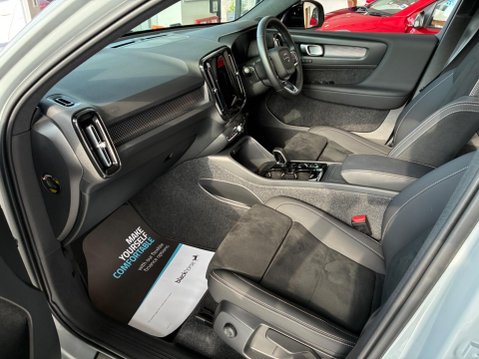 Volvo XC40 2.0 B4 MHEV Plus Dark DCT Auto Euro 6 (s/s) 5dr 16