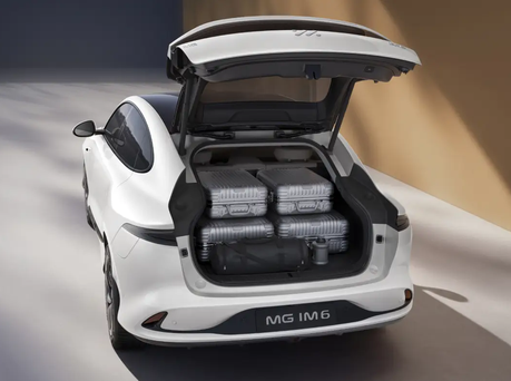 Image of the rear of the IM6 with boot open.