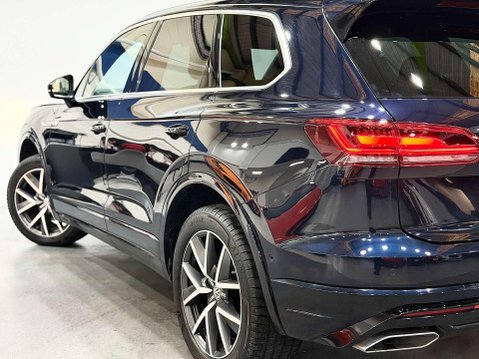 Volkswagen Touareg 3.0 TDI V6 R-Line SUV 5dr Diesel Tiptronic 4Motion Euro 6 (s/s) (286 ps) 22