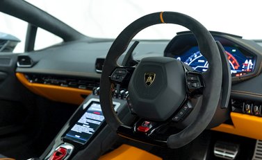 Lamborghini Huracan LP640-2 Tecnica 9