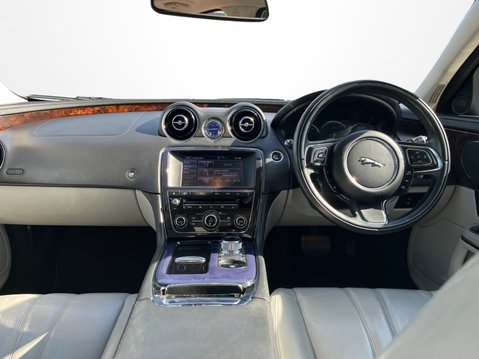 Jaguar XJ 3.0d V6 Premium Luxury 4dr Auto 11