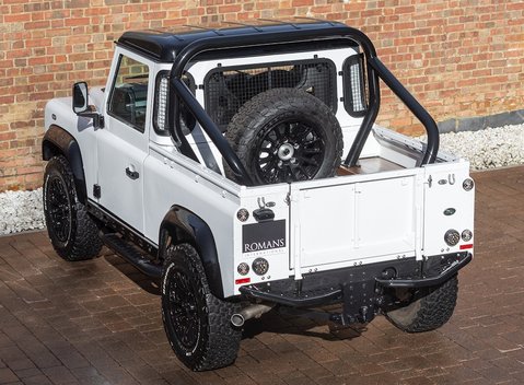 Land Rover Defender 90 Bowler Edition 9