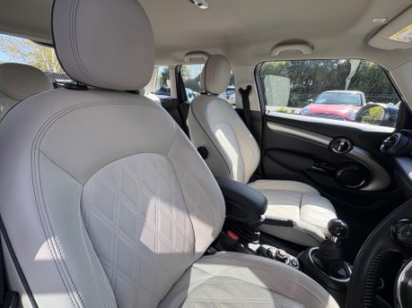 Mini Hatch Cooper 1.5 Exclusive Comfort / Navigation 5 door - SAT NAV - LIGHT LEATHER 4